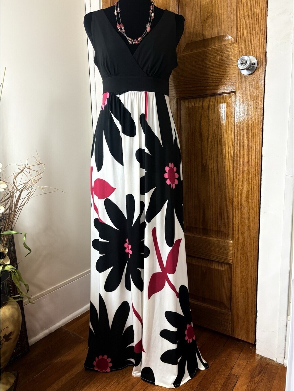 London Times Size 6 Black Floral Sleeveless Maxi Dress